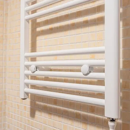 Holidays, Arttyfal, 2 4 Personas, Parking Y Wi-fi